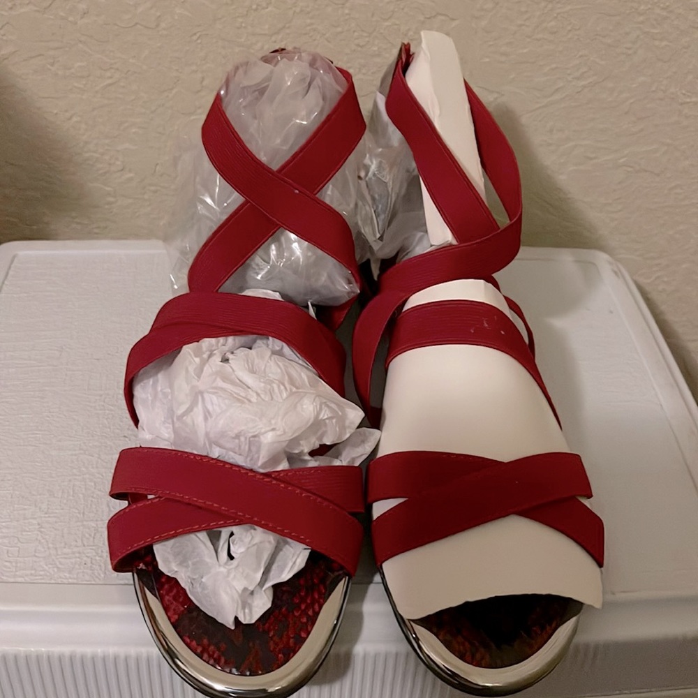 Jessi Simpson casual flat sandal; Red w/snake trim heel